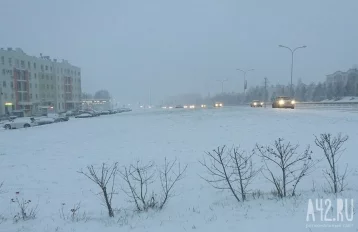 Фото: В Кемерове из-за сильного снегопада образовались большие пробки 1