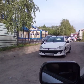 Фото: Кемеровчан возмутил мастер парковки, перегородивший дорогу около детсада 1