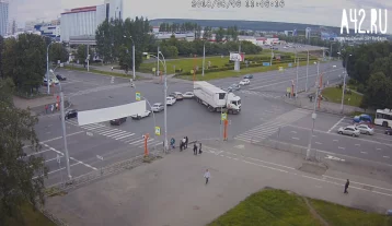 Фото: ДТП с легковушкой и фурой на перекрёстке в Кемерове попало на видео 1