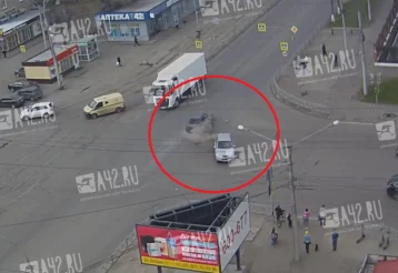 Фото: Не успел проскочить: жёсткое ДТП в Новокузнецке попало на видео 1