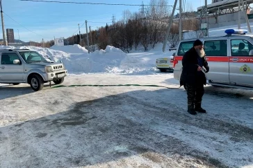 Фото: В Кузбассе росгвардейцы помогли водителю заглохшего на переезде автомобиля 2