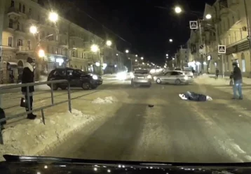 Фото: В кузбасском городе машина сбила женщину, момент ДТП попал на видео 1