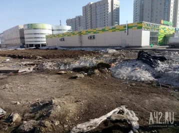Фото: Кемеровчанка возмущена разрухой у одного из ТЦ в Рудничном районе 1