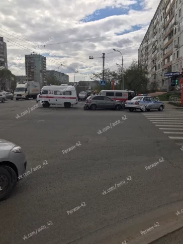 Фото: На кемеровском перекрёстке иномарка столкнулась со скорой  2