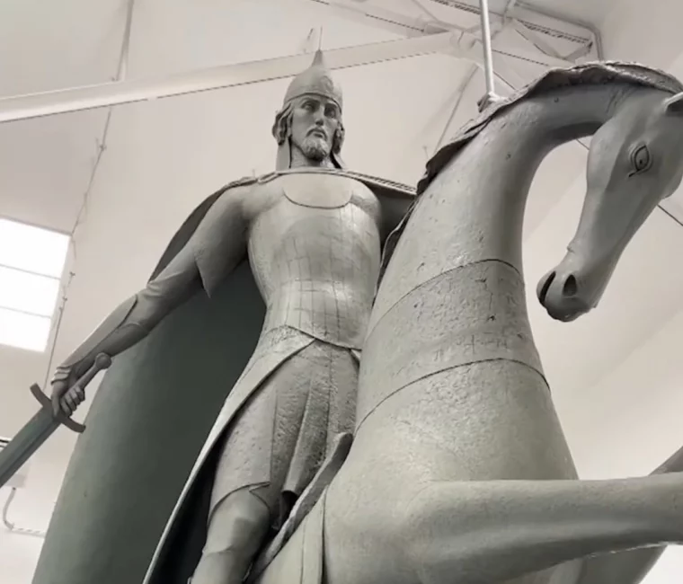 Фото: Александр Невский в Кемерове и на коне. Зачем городу 19-метровая скульптура князя по проекту Даши Намдакова 3