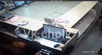 Фото: Полиция Кузбасса разыскивает мужчину в маске, напавшего на продавца магазина 1