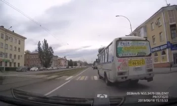 Фото: В Кемерове водитель маршрутки три раза за минуту нарушил ПДД 1