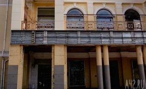 Очевидец: подростки разбили окно и забрались в закрытый ДК «Москва» в Кемерове