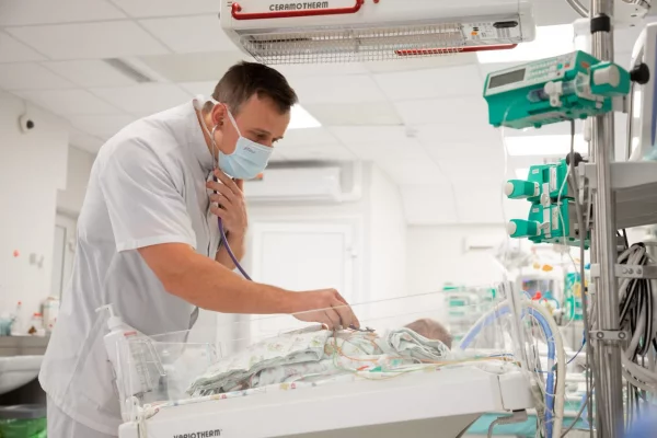 В Кемерове врачи спасли младенца с отёком лёгких: редкую операцию провели впервые за 50 лет