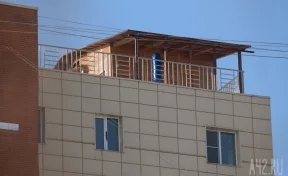 Суд зарегистрировал иск прокурора о сносе бани на крыше многоэтажки в Кемерове
