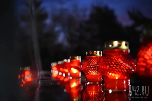 Сотни людей пришли проститься с сотрудниками  ДПС, погибшими в результате взрыва в Москве