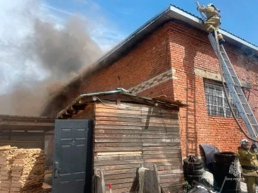 Фото: В Краснодарском крае загорелся двухэтажный склад с пиломатериалами 2
