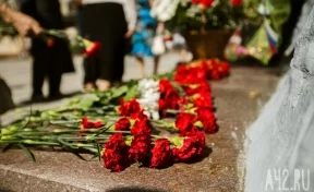 К могиле первого президента России Бориса Ельцина несут цветы