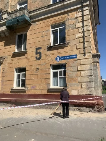 Фото: В Кемерове прокуратура заинтересовалась разрущающимся фасадом жилого дома 1