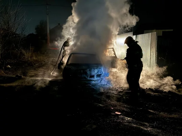 Фото: Автомобиль ВАЗ выгорел ночью в кузбасском городе: опубликованы кадры с места ЧП 2