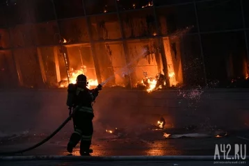 Фото: Как загорелся автосалон: хроника пожара в Кемерове глазами очевидцев 3