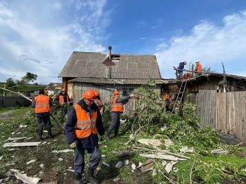 Фото: Власти опубликовали фото восстановительных работ в разрушенной ураганом деревне в Кузбассе 6