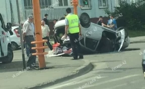 Напротив «Ленты» в Кемерове перевернулся автомобиль