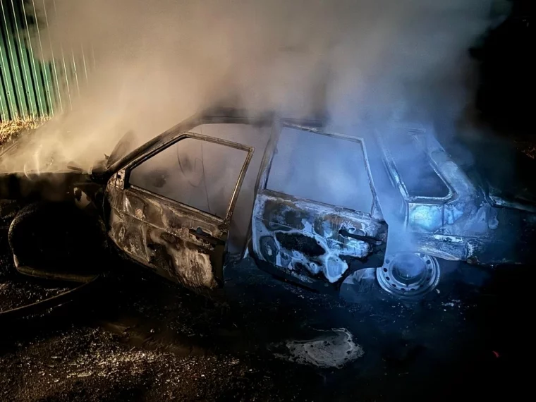 Фото: Автомобиль ВАЗ выгорел ночью в кузбасском городе: опубликованы кадры с места ЧП 3