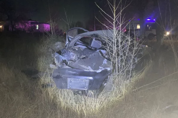 В Чите автомобиль с подростками врезался в забор: 5 человек пострадали