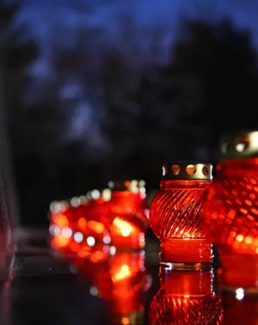 Сотни людей пришли проститься с сотрудниками  ДПС, погибшими в результате взрыва в Москве