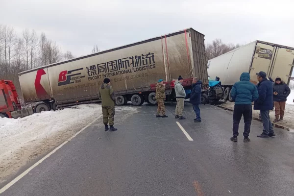 В Кузбассе ограничили движение на трассе Р-255 из-за ДТП с фурами