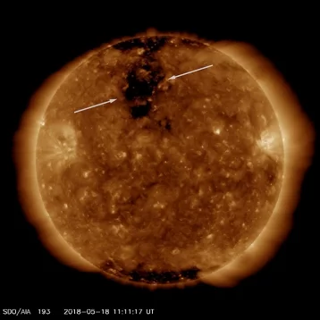 Фото: Опубликовано видео гигантской корональной дыры на Солнце 1
