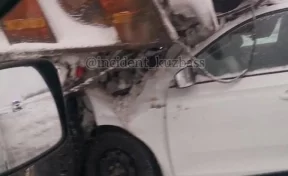 На магистрали под Кемеровом легковую машину смяло после ДТП со снегоуборщиком