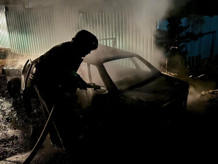 Фото: Автомобиль ВАЗ выгорел ночью в кузбасском городе: опубликованы кадры с места ЧП 4