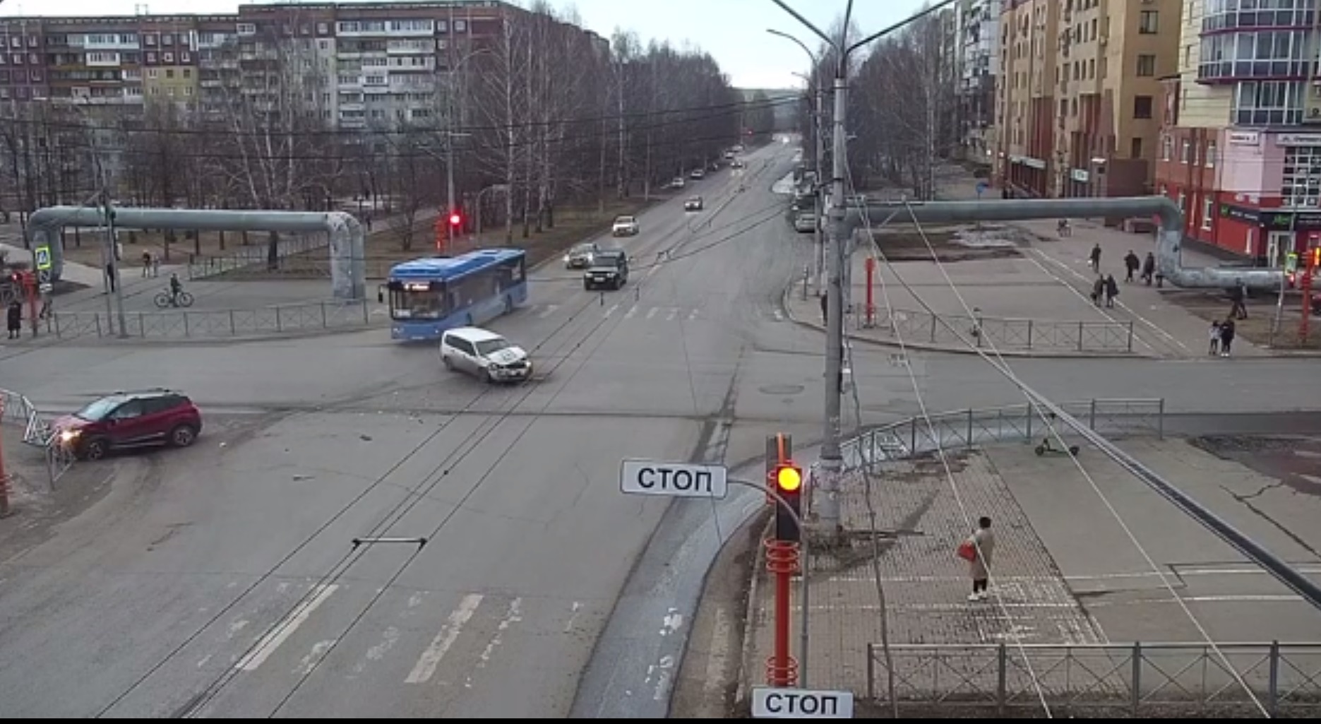 В Кемерове водитель автобуса проехал на запрещающий сигнал светофора. Нарушение попало на видео