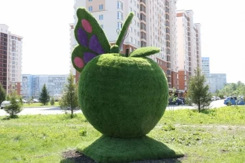 Фото: В Кемерове установили трёхметровую фигуру зелёного яблока 1