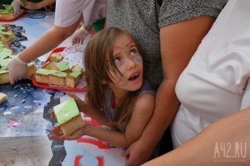 Фото: Кемеровчан угостили тортом «Шахтёрский край», выполненным в виде карты Кузбасса 4