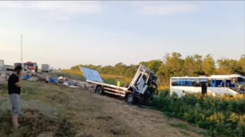 Фото: В Волгоградской области в ДТП с грузовиком и автобусом погиб один человек и 16 пострадали 1