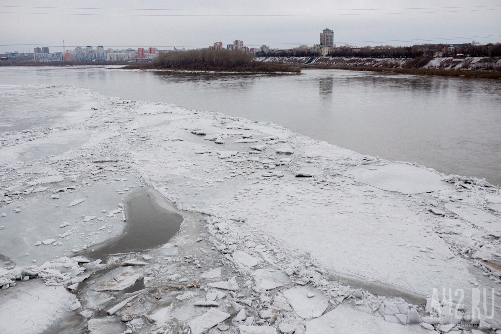 В Кемерове трое детей катались по Томи на льдинах: накажут родителей