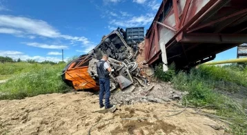 Фото: В Хабаровском крае локомотив сошёл с рельсов и перевернулся  1