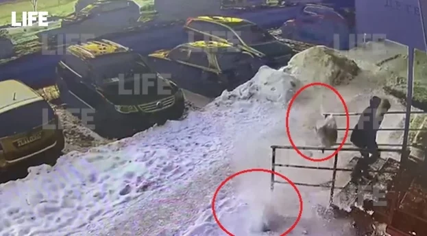 Фото: В Новокузнецке девушка чудом спаслась от рухнувшей с крыши глыбы льда 2