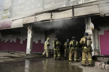 Фото: 20 машин задействовали в тушении крупного пожара в Санкт-Петербурге 1