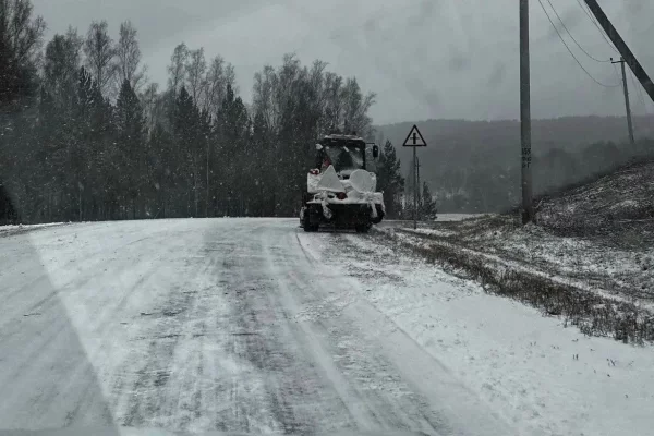 В Кузбассе пассажирам пришлось выталкивать автобус из сугроба: подрядчика оштрафовали на 1 млн рублей