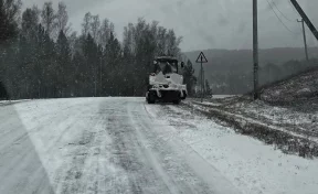В Кузбассе пассажирам пришлось выталкивать автобус из сугроба: подрядчика оштрафовали на 1 млн рублей