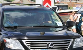 СМИ: в Чебоксарах Якубович проехал на Lexus по тротуару