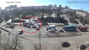 Фото: В Кемерове BMW протаранил две машины и вылетел на газон у Парка Ангелов 1