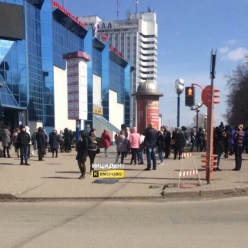 Фото: В Кемерове из-за телефонов эвакуировали посетителей ТРК «Променад-1» 1