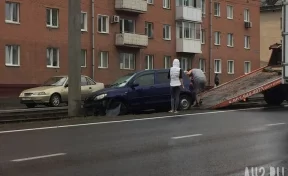 На проспекте Шахтёров в Кемерове автоледи влетела в столб