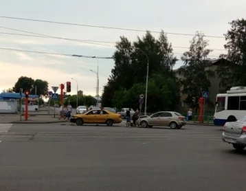 Фото: В Кемерове на проспекте Шахтёров столкнулись автомобили 3