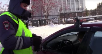 Фото: В Кемерове инспекторы ГИБДД оштрафовали водителей за парковку на летнем вокзале 1