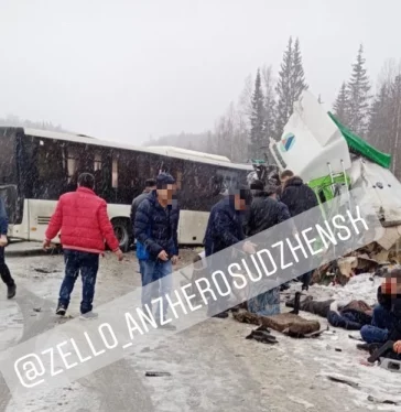 Фото: Появилось видео с места столкновения пассажирского автобуса и фуры в Кузбассе 3