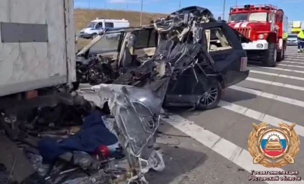 В Ростовской области в ДТП с грузовым автомобилем погибли 3 человека