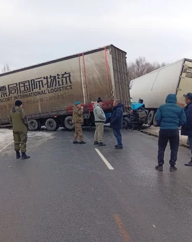 В Кузбассе ограничили движение на трассе Р-255 из-за ДТП с фурами