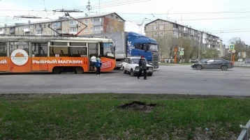 Фото: В Кемерове трамвай наехал на легковой автомобиль  1