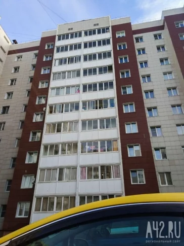 Фото: В Кемерове балконное стекло упало на автомобиль 1